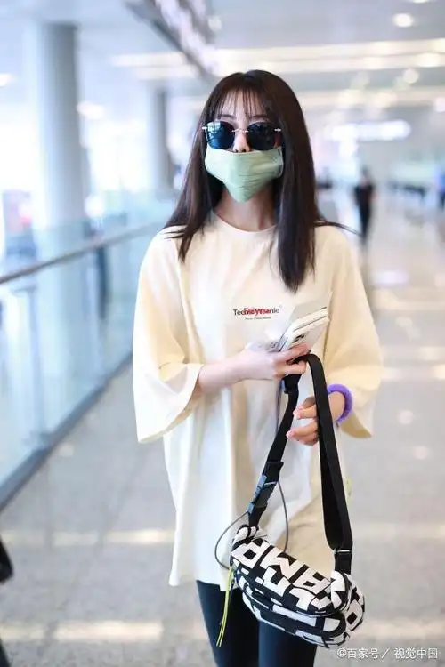 流行女歌手刘人语现身,戴口罩穿长款t恤搭配黑色裤子,新潮时尚
