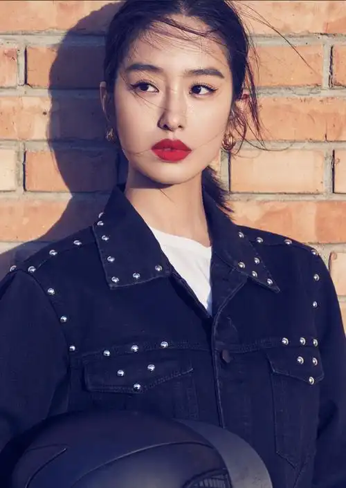 冯女郎杨采钰魅惑红唇时尚杂志封面图片