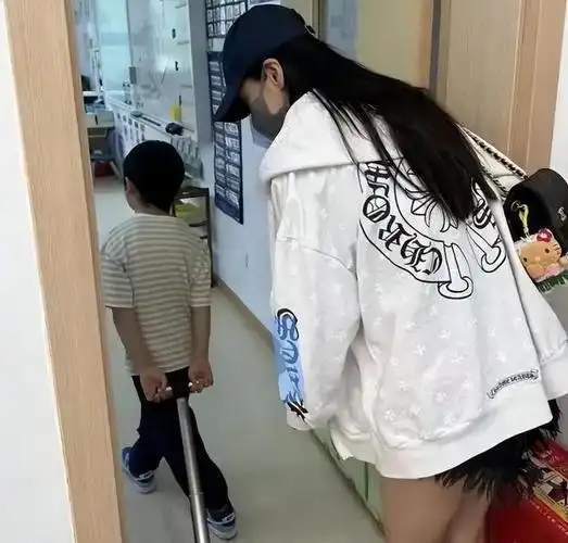 angelababy带小海绵看急诊憔悴暴瘦出青筋母子俩令人心疼