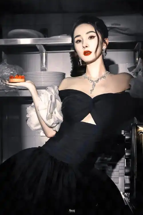 微博之夜去年出圈造型#在我个人心目中top1当属杨幂第二套黑色礼服