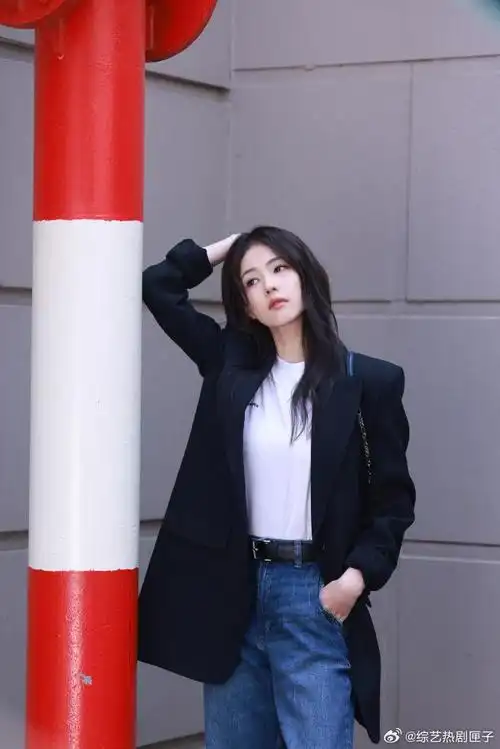 白鹿西装牛仔裤酷姐穿搭来了~ 拽姐白鹿已上线!