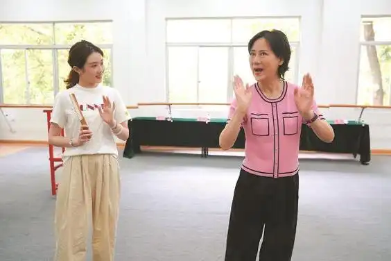 钱惠丽(右)给俞果讲戏