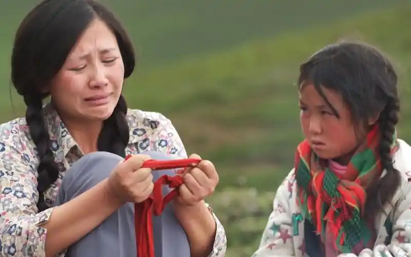 《系红裤带的女人》