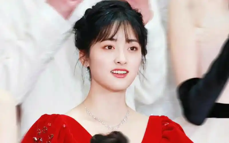 金鸡奖闭幕式沈月红色礼服,好美啊!