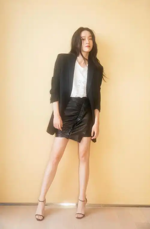 张雪迎的短裙竟没上衣长,坐下时尴尬了,网友:21岁这样穿好吗