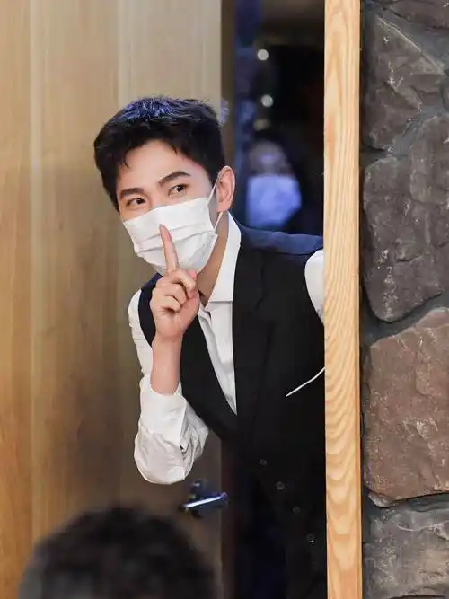 杨洋则假扮服务员惊喜亮相,虽身穿服务员制服并佩戴口罩,但杨洋一出场