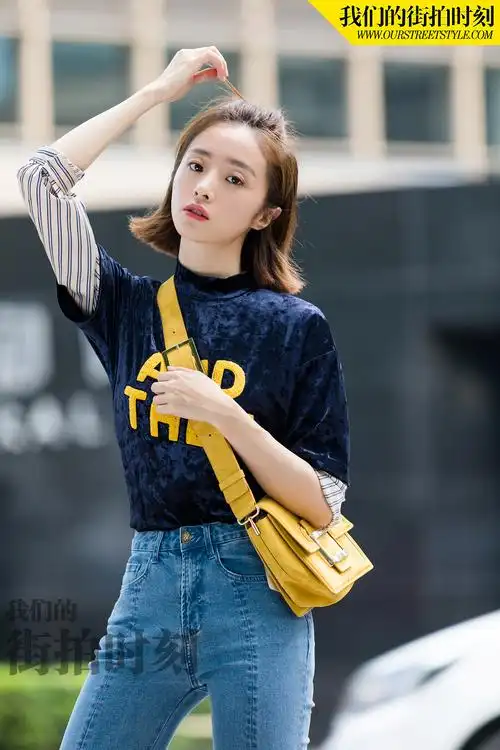 胡冰卿演绎夏日街头风 简单随性少女感十足