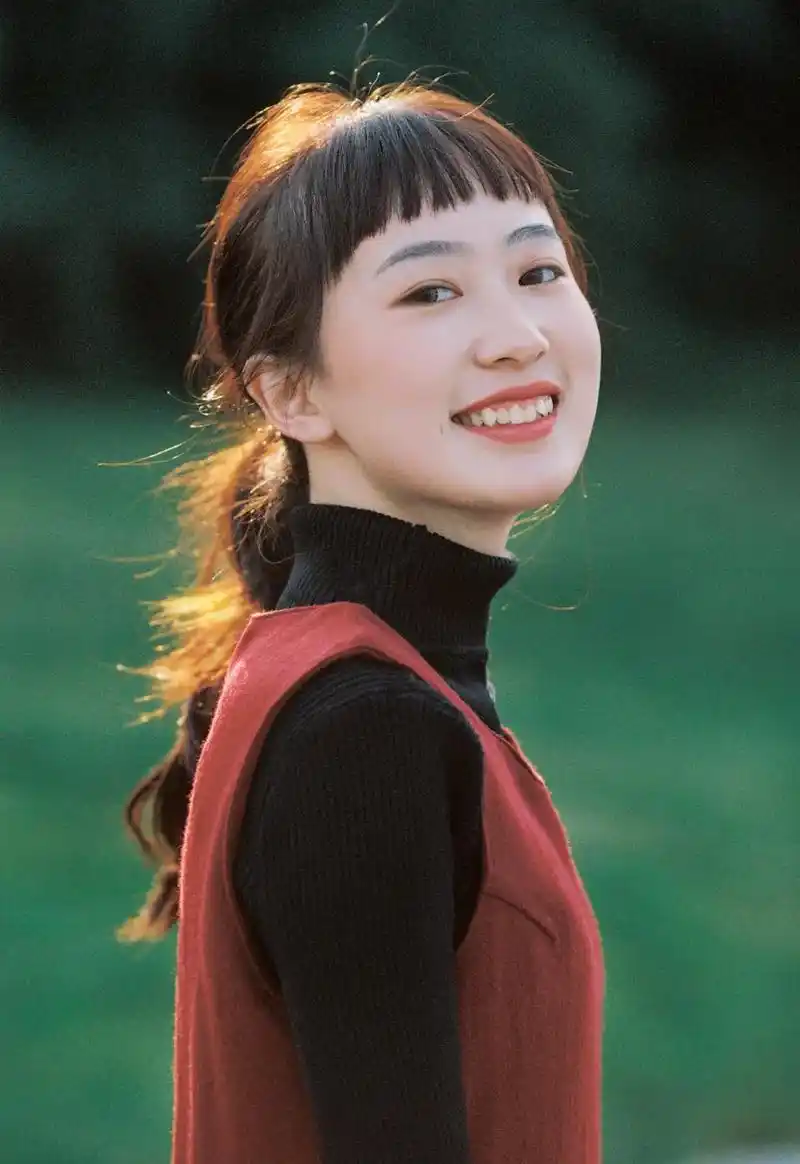 这是客人第二年找我拍的写真,瘦了些,虎牙还是很可爱.人民日报 - 抖音