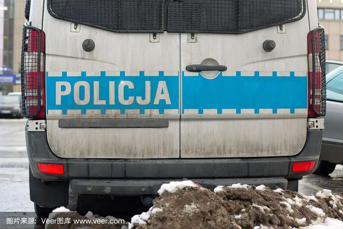 波兰警察在一辆警车的门上签名