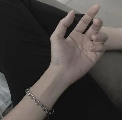 这手是男的还是女的啊这图片调色调得有孤独感觉