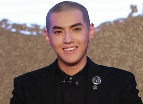 当红男明星光头的样子,李现吴亦凡还可以,看到彭于晏:沉沦了