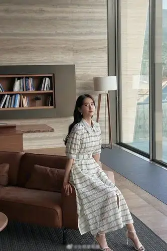 林允儿最新画报,演绎早春商务风优雅干练,温柔兼具霸道的女总裁