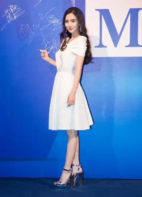 一字肩白裙让杨颖看上去十分的清丽脱俗,再踩上恨天高,杨颖看上去美艳