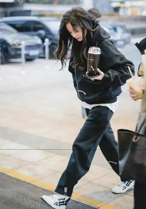 吴宣仪机场私服穿搭身穿黑色卫衣套装简单帅气