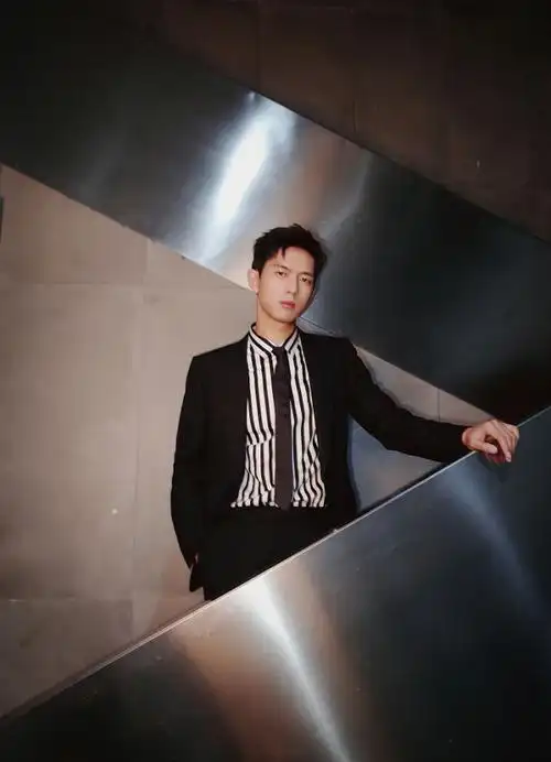 2021年8月28日讯,李现一组初秋氛围大片曝光. (来自:星动最娱乐)