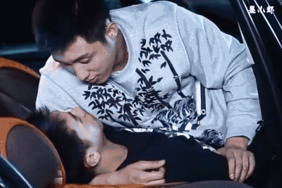 黄景瑜右臂穿过他的后颈,就这这样一个姿势压在他身上