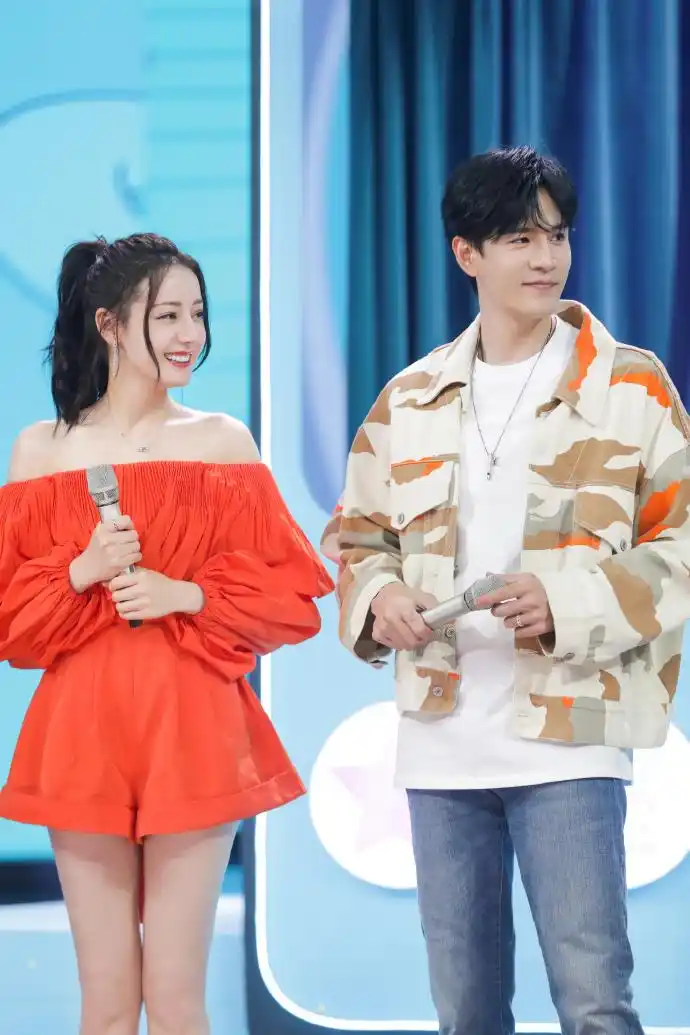 [迪丽热巴][新闻]200607 迪丽热巴《快乐大本营》美图公开 迷人的外表