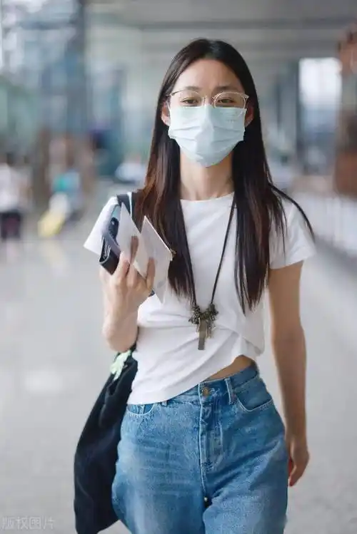 段奥娟现身虹桥机场,白te搭配牛仔裤休闲舒适_上海