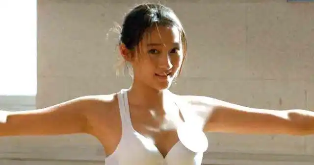 关晓彤穿低领吊带裙领口开到肚脐眼位置亮点却不在上半身