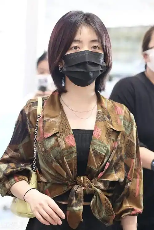 谭松韵街拍:印花外衣百褶裙休闲时尚_北京_机场