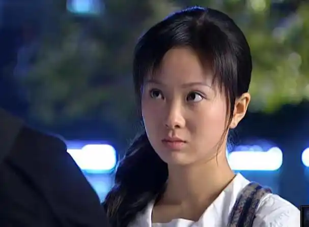 王阳负责推坐在婴儿车上的女儿,妻子高斯紧随身边,轻松当甩手掌柜,一