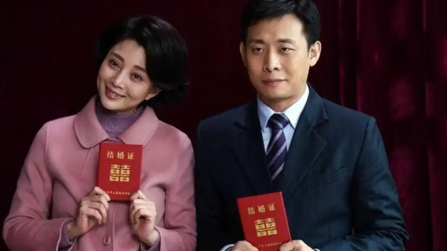 张译与殷桃酒店亲密相拥!疑不顾妻子在场,动作亲密惹非议