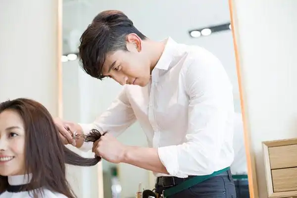 理发师给顾客理发