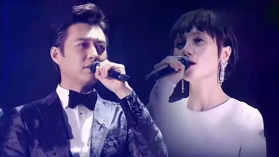 靳东唱歌有多迷人?与袁泉合唱深情对唱尽显男人魅力,令人心动