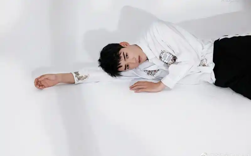 龚俊帅气养眼时尚写真桌面壁纸