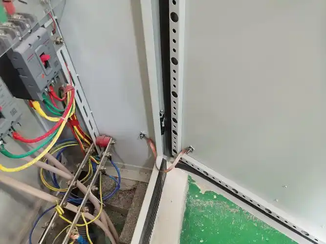 检查分厂各配电柜情况,主要是接地线情况.