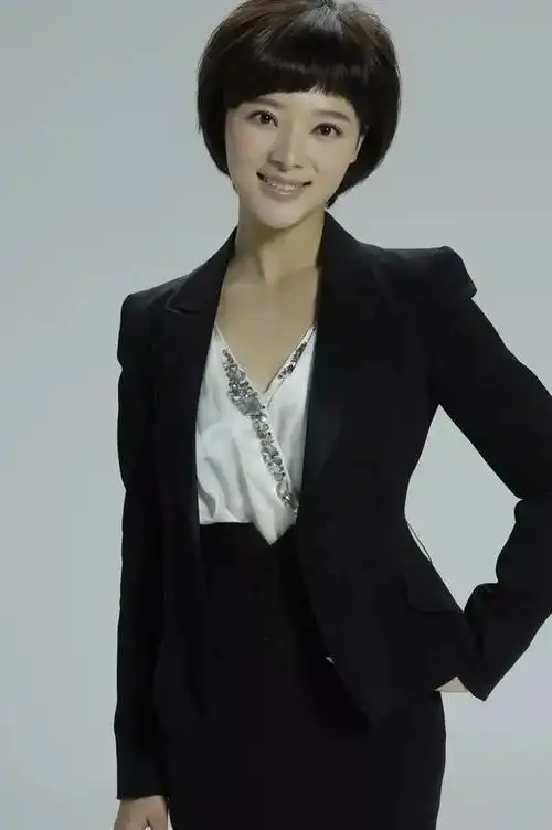 胡蝶毕业于中国传媒大学,她于2005年开始自己的主持生涯,胡蝶一毕业就