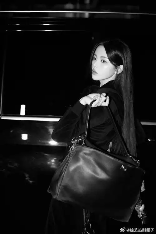 杨超越黑色丝绒套装酷飒出发巴黎见