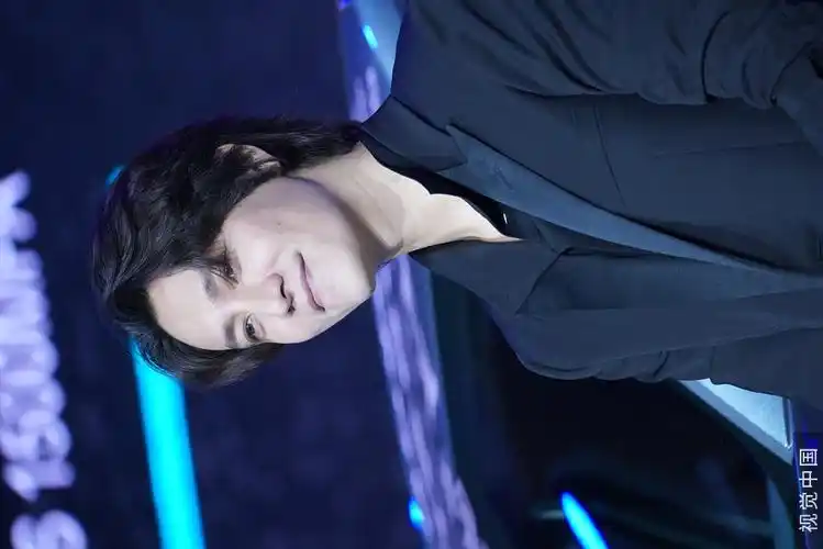 陈坤侧颜棱角分明儒雅帅气 梳微卷发展露优雅迷人微笑