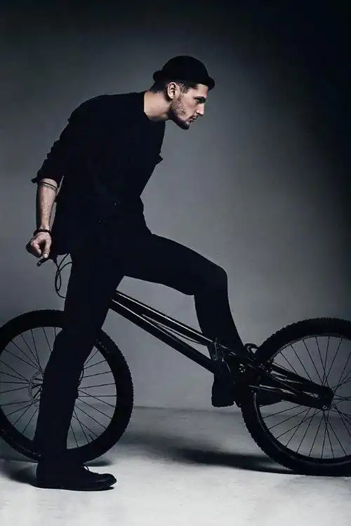 肌肉男:花臂男神图片-小虾米