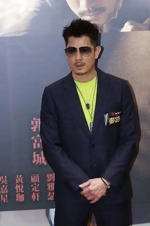 54岁郭富城真敢穿,西装打造个性风格,这组搭配很有"心机"