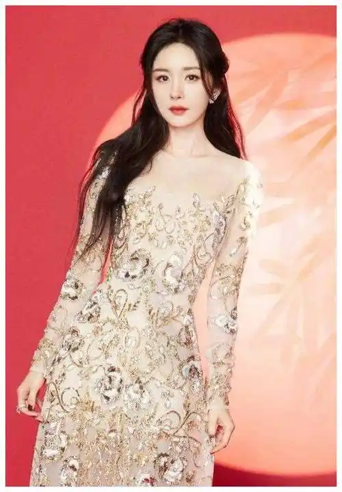 杨幂最新杂志美照:九宫格大放送,惊艳绝美,吸引你的!