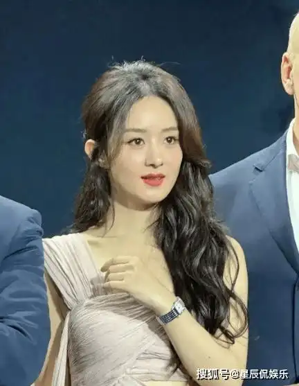 赵丽颖最新活动生图发腮严重脸挂不住肉,拿台本照读被骂没文化_外貌