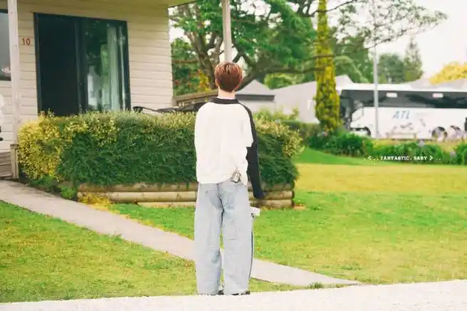 范丞丞超话92#范丞丞 饱满与温柔#丞丞这两张背影图片怎么有一种