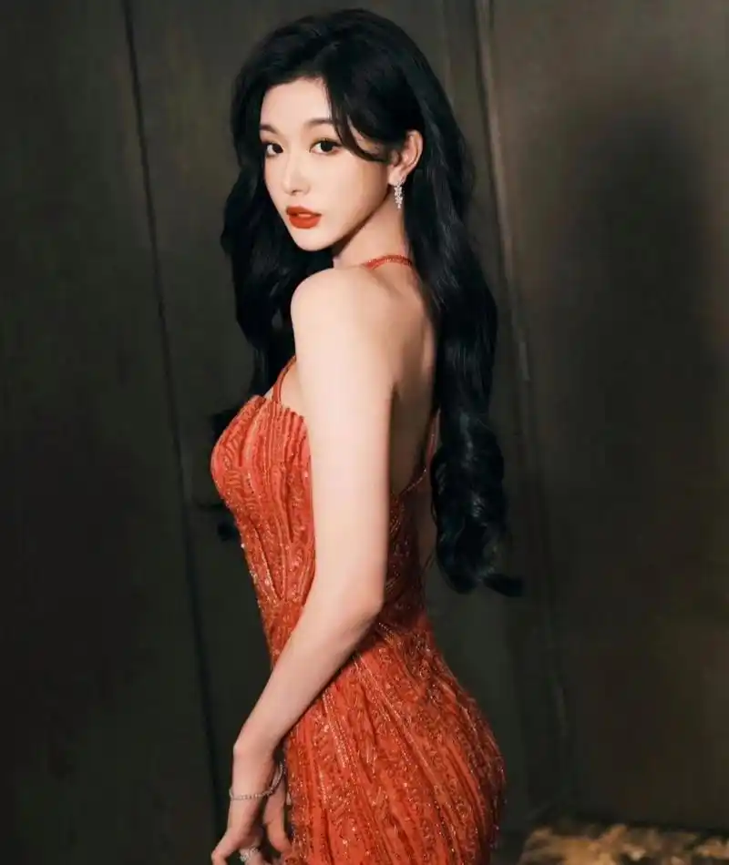 孔雪儿好美,一袭吊带抹胸裙,精致洋气,妩媚动人!