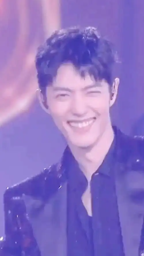 肖战这个憨憨笑起来这好看!不知道的还以为2020对他多好呢!