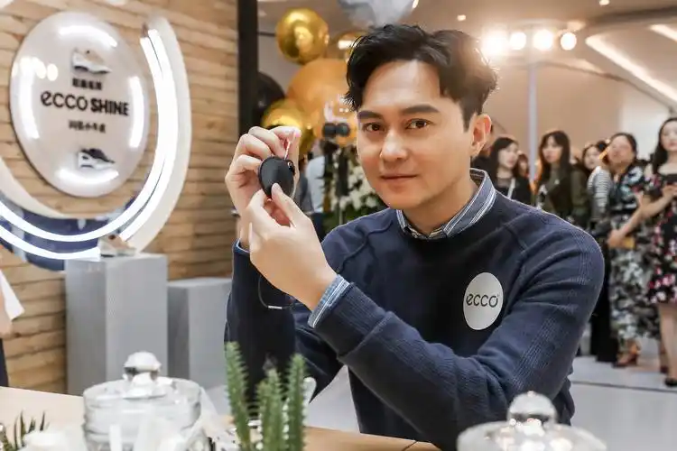 c位出道风革你造人气明星张智霖嗨玩eccobiomc