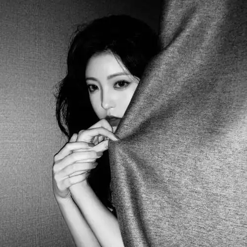 【微信头像】女半身黑白