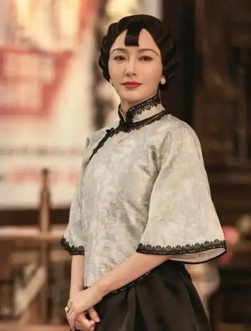 难怪大家会吐槽秦岚的旗袍造型.