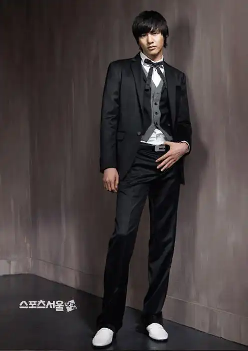 组图:元彬最新春装目录 贵公子帅气归来