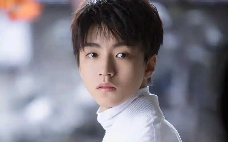 王俊凯白衣帅气写真图片桌面壁纸