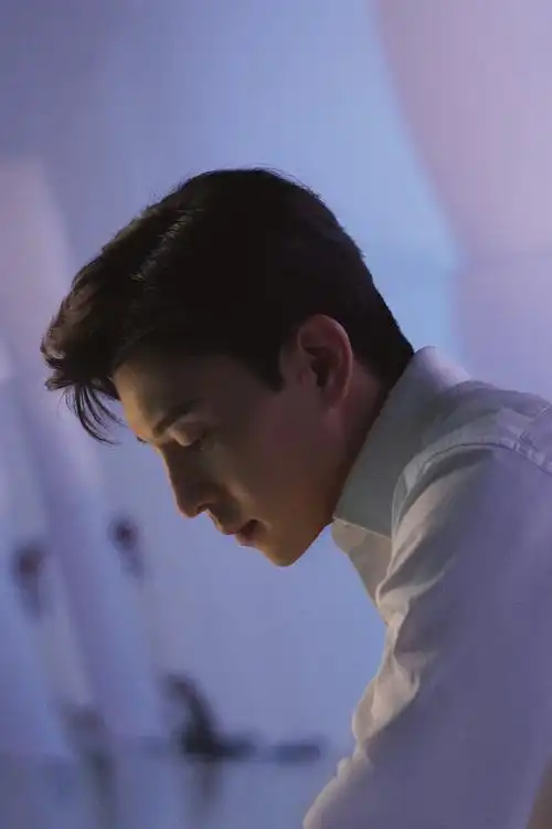 邓伦光影酷存照##邓伦侧颜线条好绝