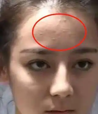 迪丽热巴晒照自称儿童!意外暴露额上一颗痘,浓眉大眼颜值精致