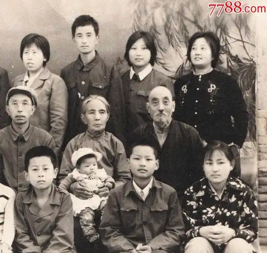 七八十年代家庭院落内悬挂起布景前全家福合影老照片