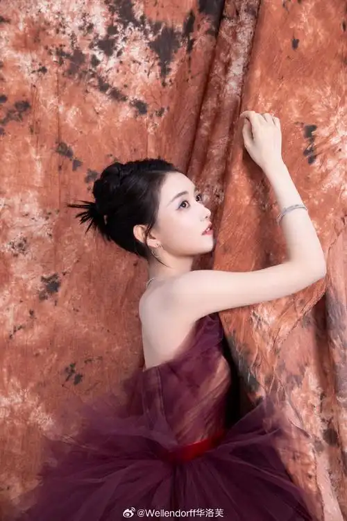蒋依依|优雅甜美 俏皮梦幻  @蒋依依佩戴wellendorff华洛芙珠宝作品