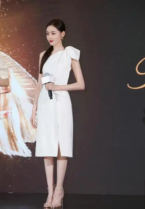 【张天爱紧身衫搭配牛仔裤造型解析:】